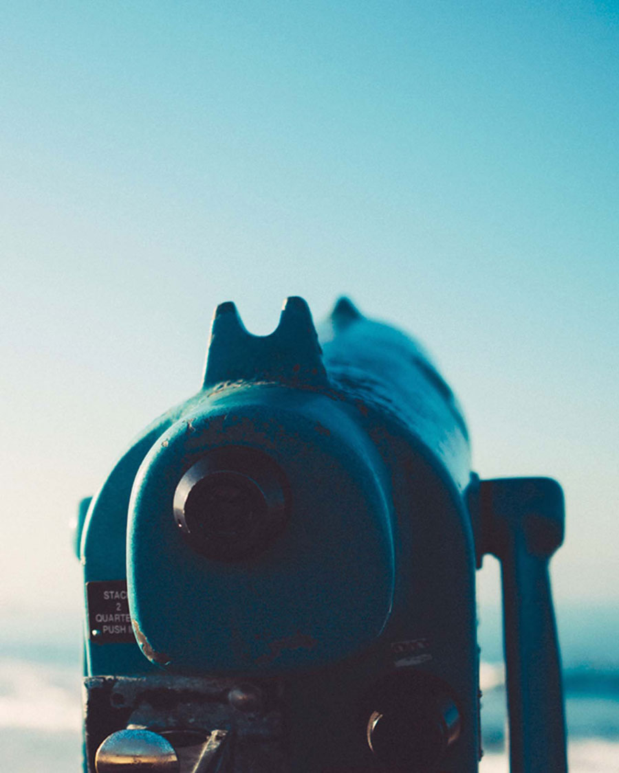 a viewing magnifying glass looking to the sky